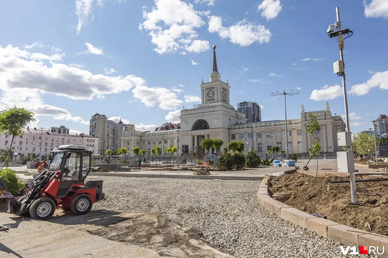 Площадь перед вокзалом «Волгоград-1» стала лицом города после масштабного озеленения и обновления инфраструктуры.