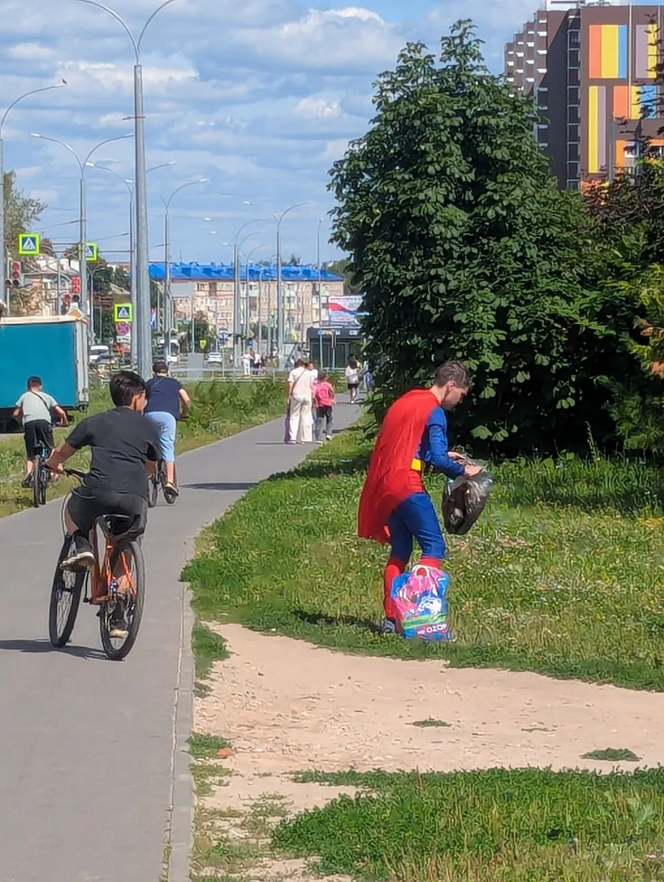 Горожане заметили школьника в костюме героя, который помогал убирать мусор в Чебоксарах и их окрестностях.