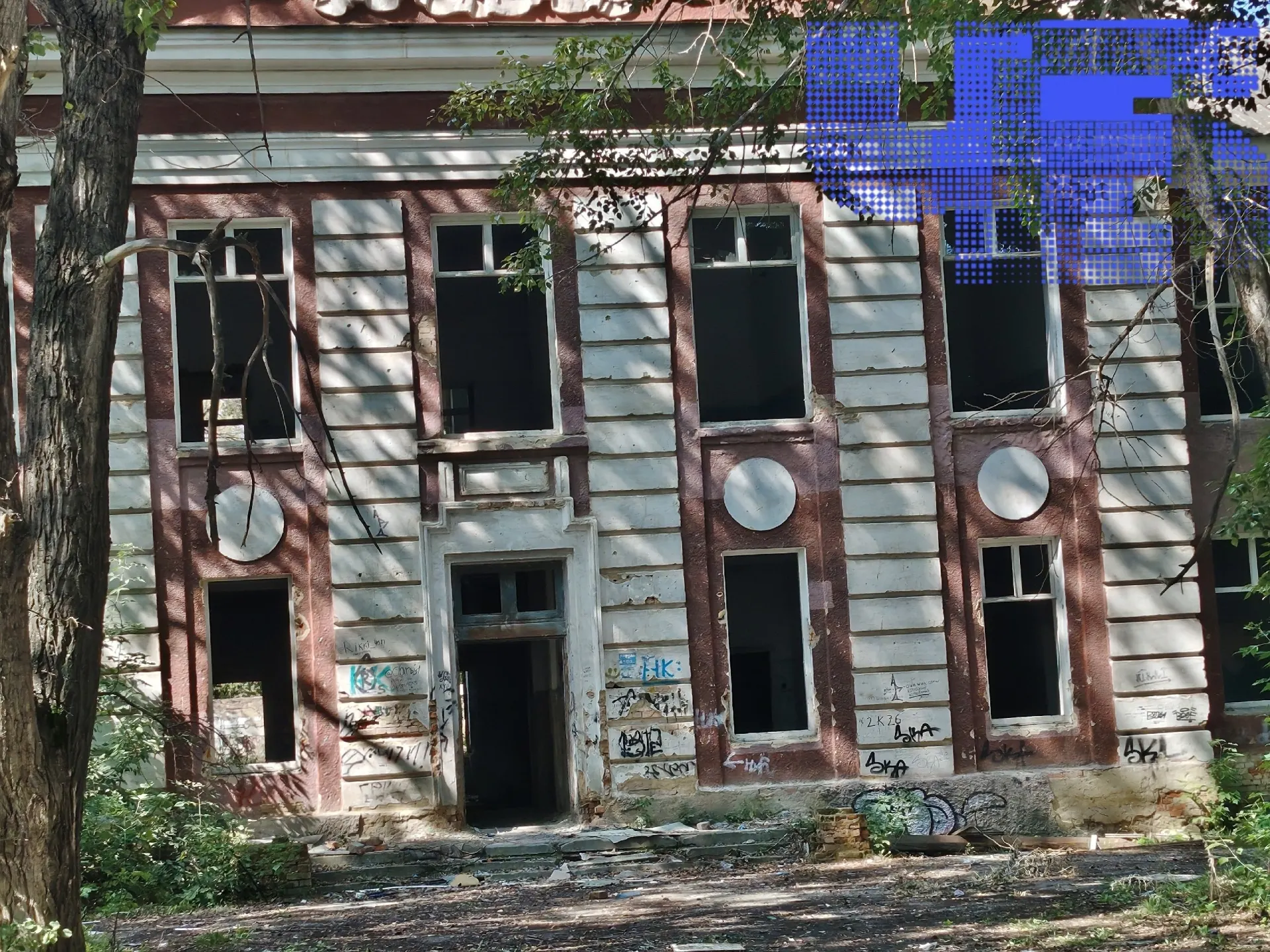 Горожане требуют от администрации снести заброшенное здание бывшей больницы, чтобы прекратить угрозы и ночные беспорядки в районе.