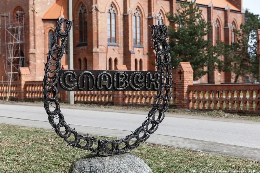 Из резервного фонда направлены 43,943 млн рублей на мероприятия по предупреждению угрозы подтопления в районе города Славска; средства будут переданы администрации Славского округа в виде субсидии, с софинансированием местного бюджета.