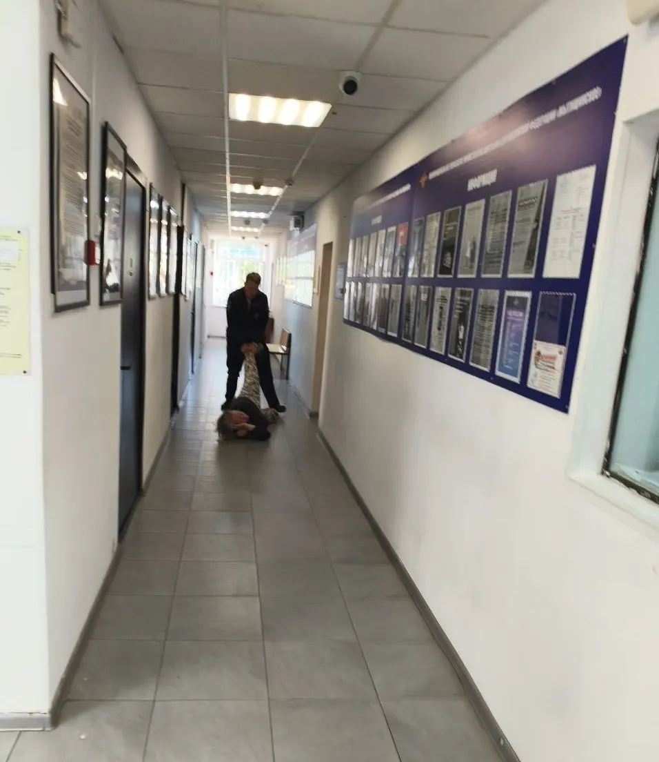 Активистка Екатерина Григорьева и её мать заявили о задержании и жестком обращении в отделении полиции во время попытки спиливать берёзу; позже дерево было спилено, семья получила штраф, планируется обращение в надзорные органы.