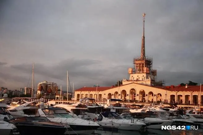 Сирены сопровождают дневные учения на акватории морпорта; в ходе мероприятия отрабатываются взаимодействие военнослужащих и спасательных служб.