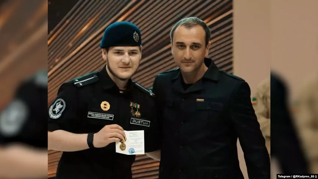 18-летний Адам Кадыров получил медаль «За боевое содружество» от Минобороны Абхазии; речь идет о новом витке карьерного пути в регионе и участии Абхазии в наградной церемонии.