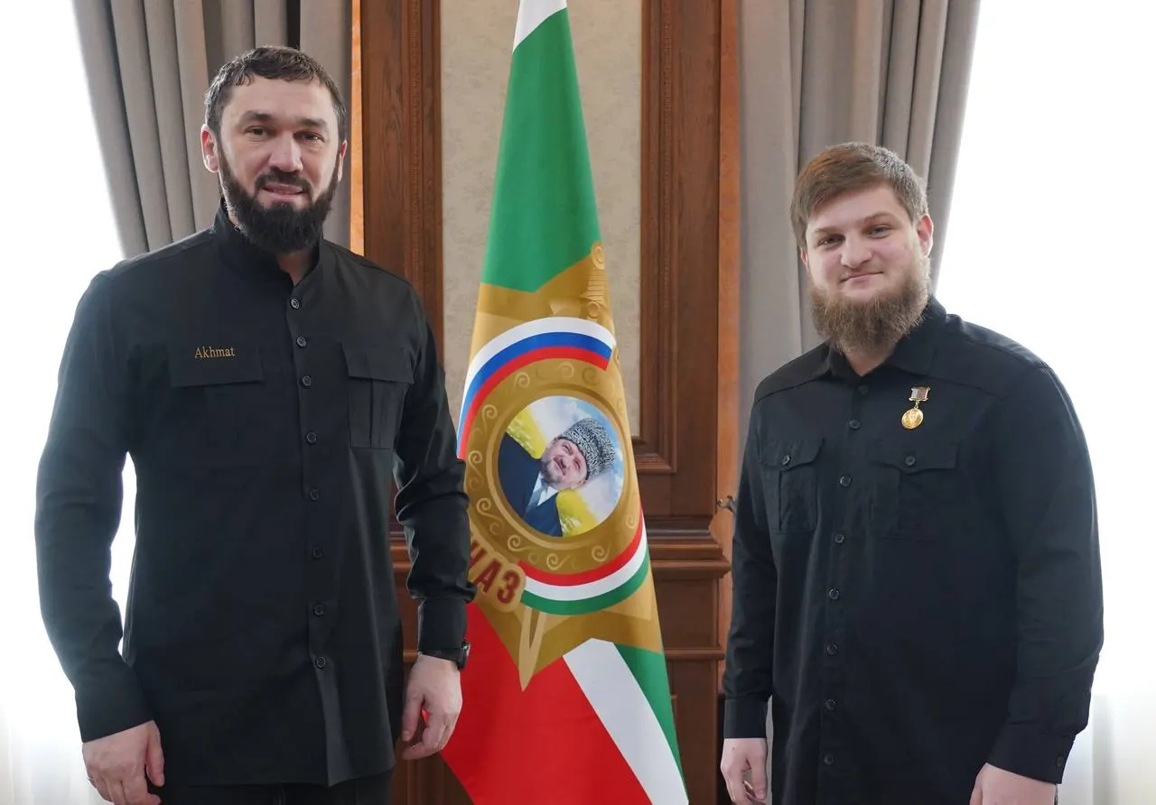 20-летний Ахмат Кадыров получил звание Героя Чеченской Республики за заслуги перед регионом. В последние годы он занимал должности в спортивной сфере и сейчас возглавляет министерство спорта республики. Подобные награды детям руководителей региона встречаются.
