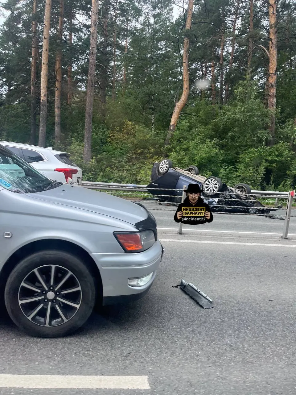 На объездной Барнаула Mitsubishi перевернулся после столкновения с BMW; пострадавших нет.