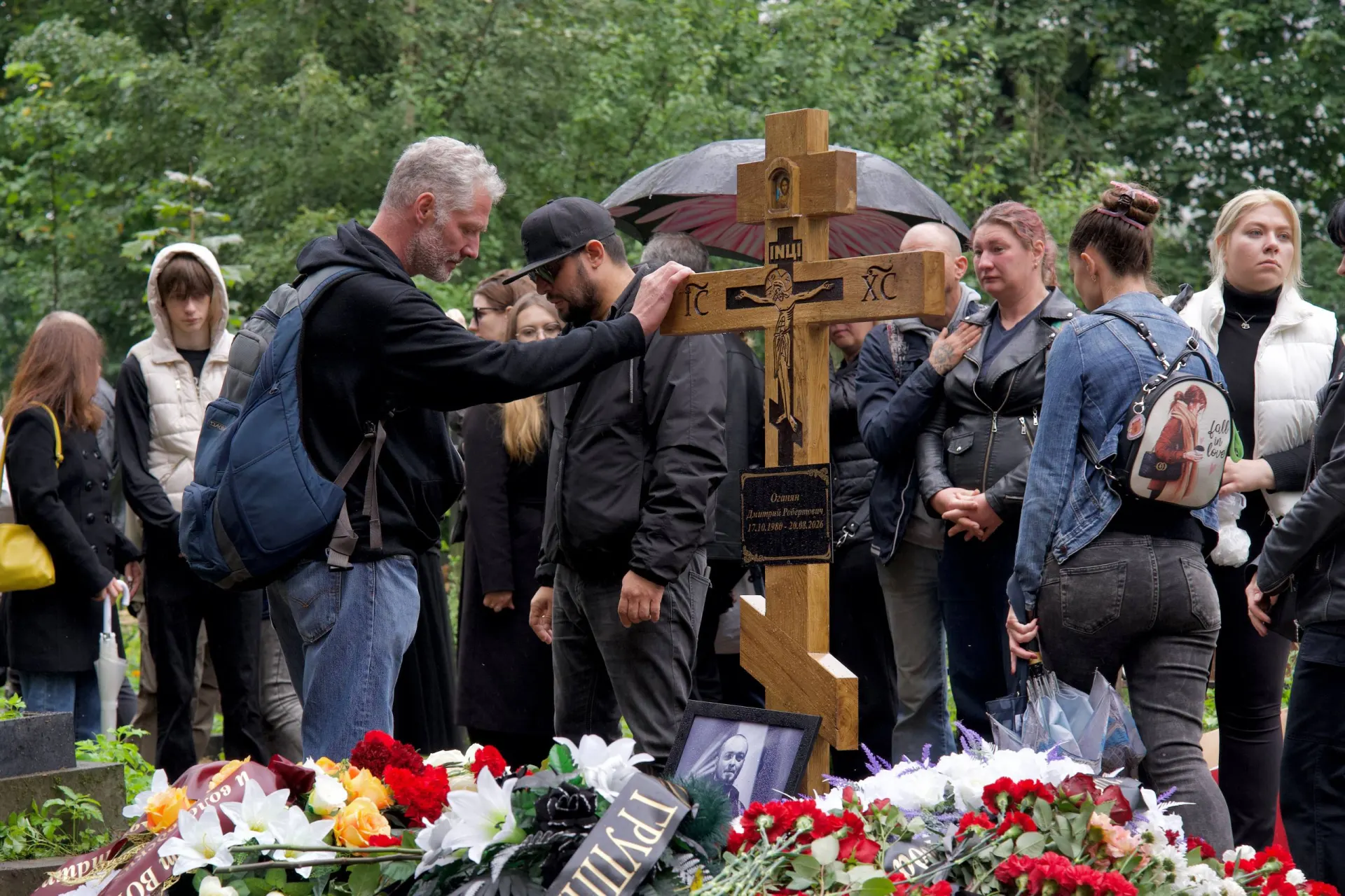 Около 150 человек попрощались с музыкантом Дмитрием Оганяном на Смоленском кладбище; он был басистом и бэк-вокалистом группы «Кукрыниксы» и умер в возрасте 45 лет.