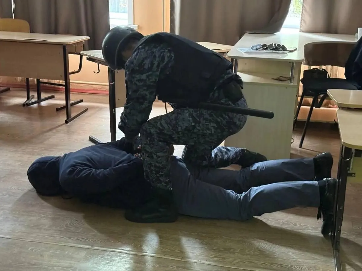 В образовательных учреждениях региона прошли комплексные учения по действиям в условиях угроз, привлечены силы федеральных и местных структур.