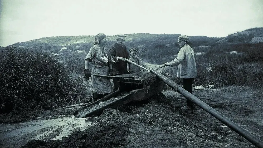 История золотодобычи в Сибири: от первых находок до трагических событий Ленских приисков и падения эпохи «императора тайги».