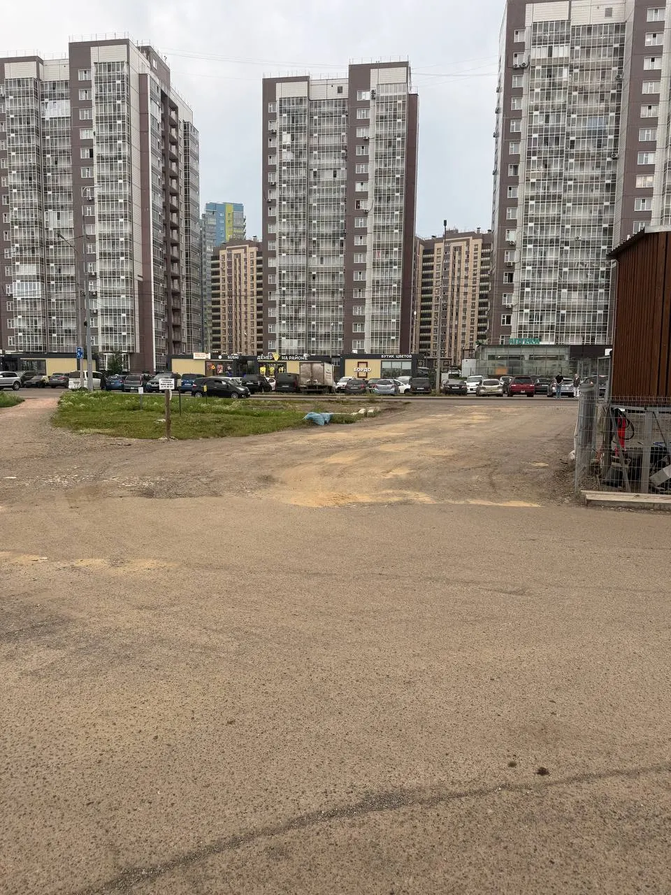 Не состоялся запланированный ремонт дороги в микрорайоне: жители не пришли, организатор сбора исчез, остаются вопросы к финансированию.