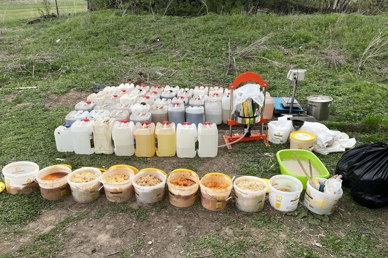 Двое мужчин организовали производство синтетического наркотика в селе Борское. Правоохранители задержали их на месте. Изъято 118 кг вещества и оборудование.