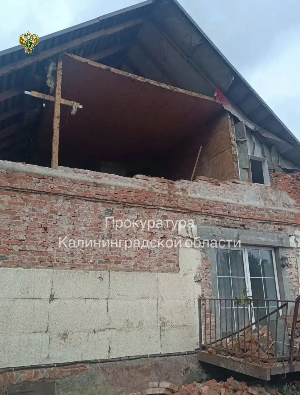После обрушения крыши в старом доме на Калининградском шоссе власти предложили жильё пострадавшим семьям; прокуратура начала проверку, чтобы установить обстоятельства ЧП и защитить права жильцов.