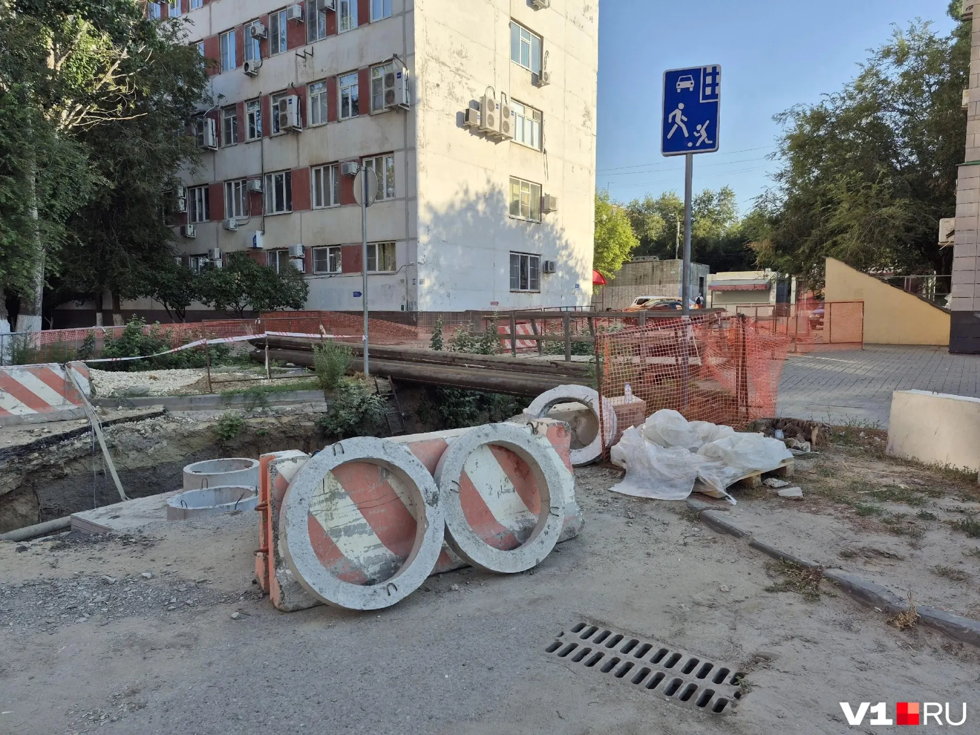 Жители района жалуются на антисанитарные условия вокруг поликлиники во время ремонтных работ по тепловой сети.