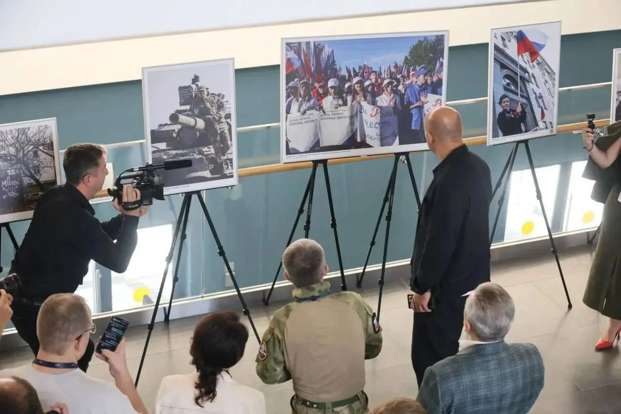 Фотовыставка о жизни на Донбассе после начала вторжения демонстрирует влияние конфликта на человека и его окружение, включая историю автора и его матери.
