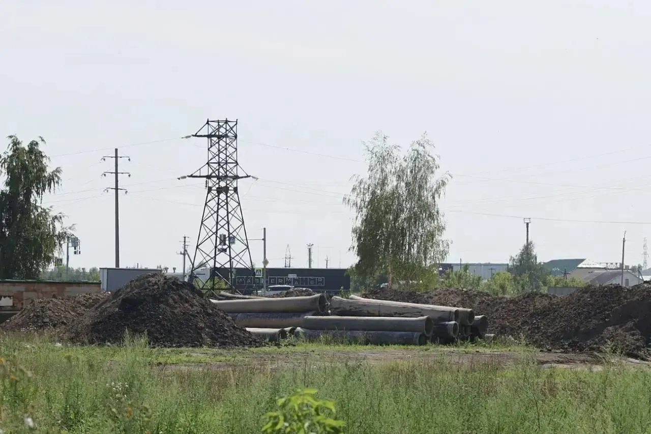 На участке площадью 6,3 гектара планируется возвести четыре крытых спортивных корпуса, гостиницу, кафе и парковку на 430 мест; проект одобрен градостроительным советом.