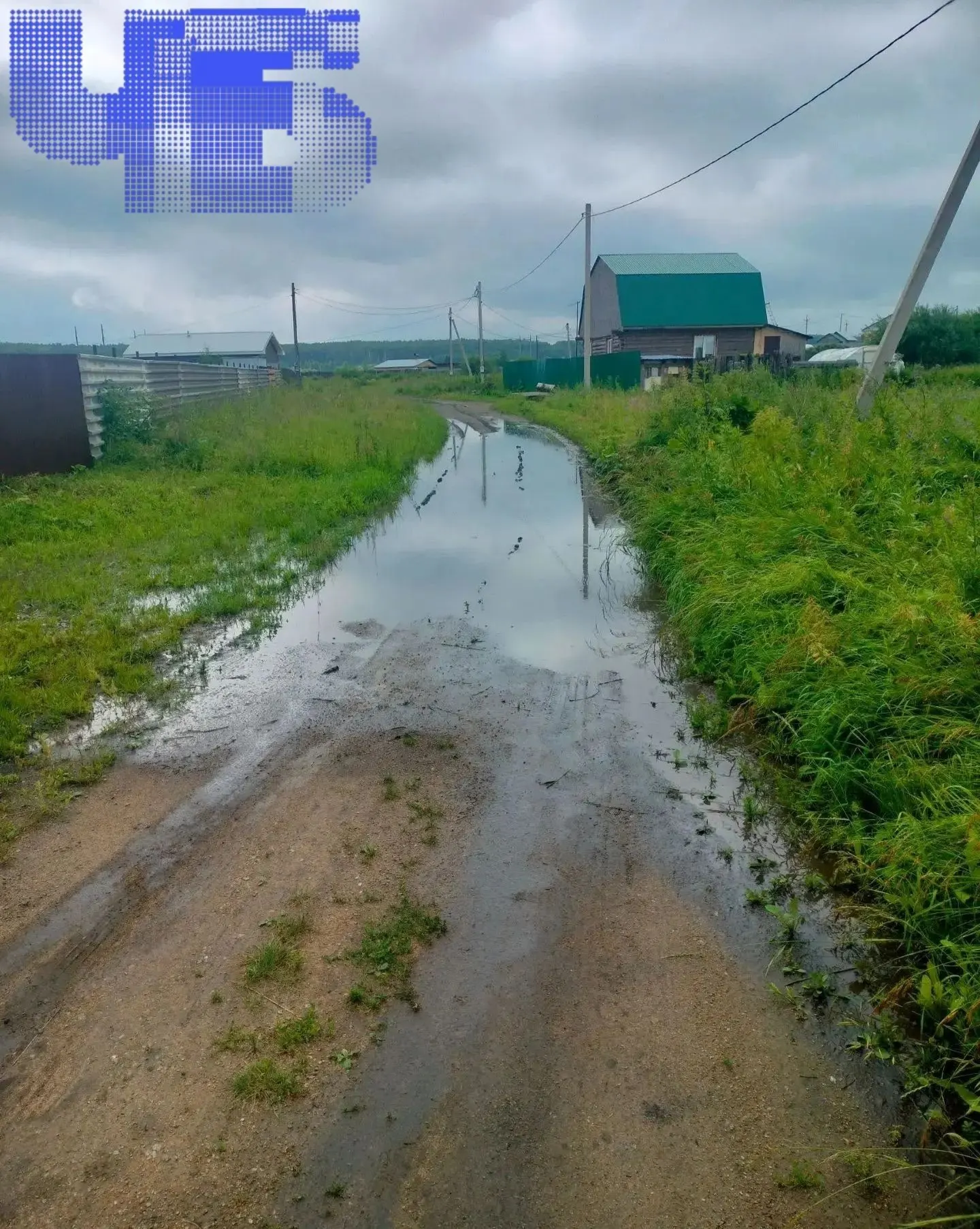 После дождей дорожное покрытие в Заварухино значительно повреждено, проезд для экстренных служб затруднён, а локальные жители сталкиваются с затруднениями в подвезе и передвижении. Проблема ремонта сохраняется с 2024 года.