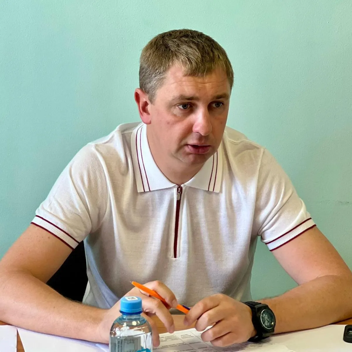 Сообщается, что депутат от Единой России заключил контракт с Минобороны; подтверждение поступило от помощницы депутата. Во время службы он сохранит депутатские полномочия.