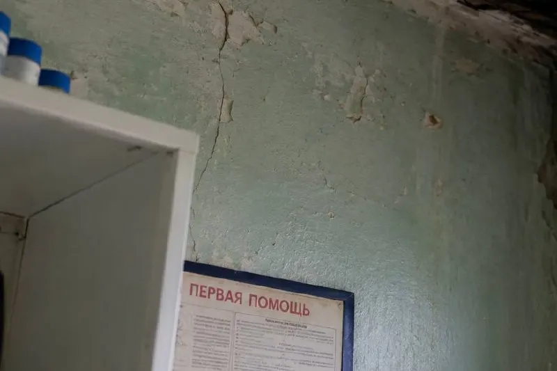 В сельском округе обсуждают планы по открытию пяти модульных ФАПов на фоне изношенной инфраструктуры существующего медпункта и молчания местных властей.