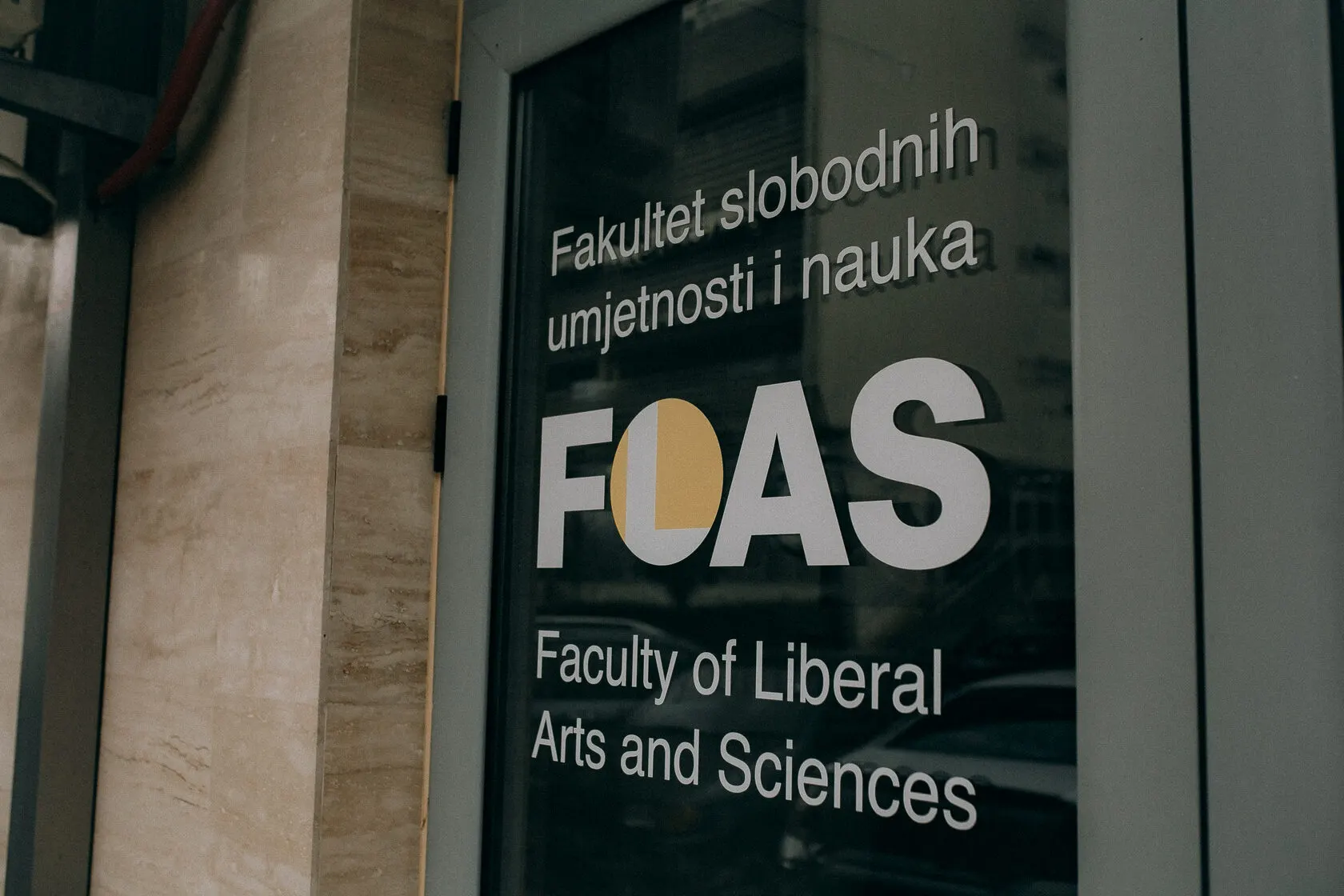 Независимое образовательное учреждение FLAS оказалось в списке нежелательных организаций. Руководство рассматривает меры безопасности и влияние на будущее обучение.