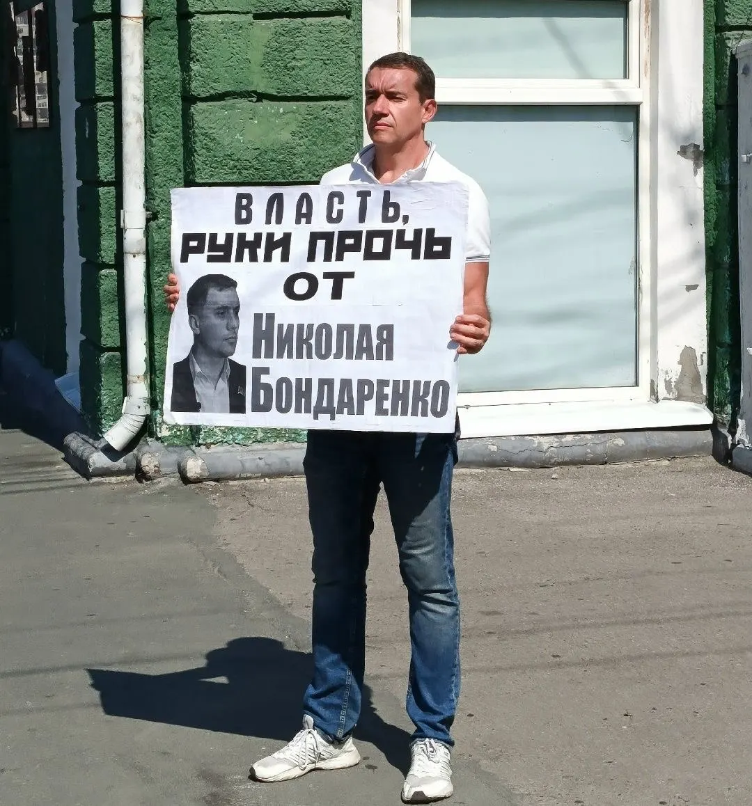 В Ухте, Балаково, Иркутске и Тюмени прошли одиночные пикеты и митинг в поддержку задержанного политика; активисты требуют прекращения политических репрессий.