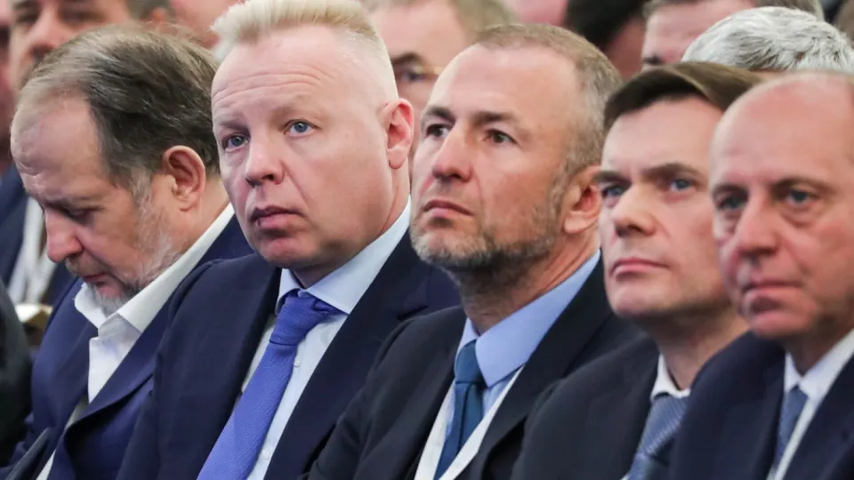 К середине августа крупнейшие компании перечислили в казну сотни миллиардов рублей. Обсуждаются варианты пополнения бюджета, включая налог на сверхприбыль; дефицит бюджета достигает многотриллионных величин.