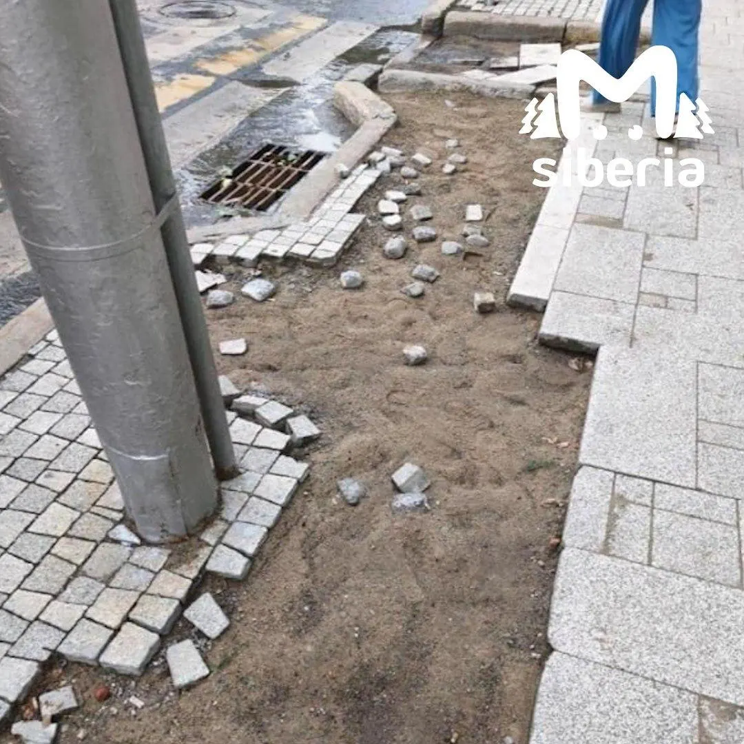 Тротуар в одном из районов города разрушался; временная бетонировка становится единственным решением до выделения средств на ремонт.
