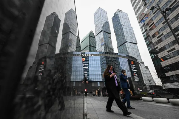 Правоохранительные органы проводят обыски в московском торговом центре по делу о нелегальных криптообменниках; задержан курьер, изымаются наличные, обсуждаются меры против подпольной криптовалютной деятельности.