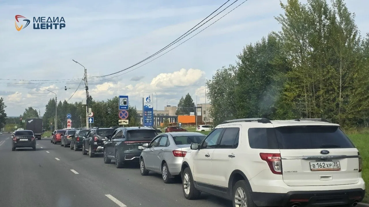 На заправках Череповецкого района вновь образуются очереди; дефицит топлива сохраняется, лимитов на отпуск пока нет, на отдельных станциях продают АИ-98 по цене до 100 рублей за литр.