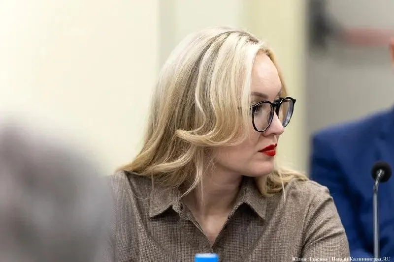 Суд смягчил меру пресечения для экс-министра и её супруга, ограничив их действия до 24 октября 2026 года.