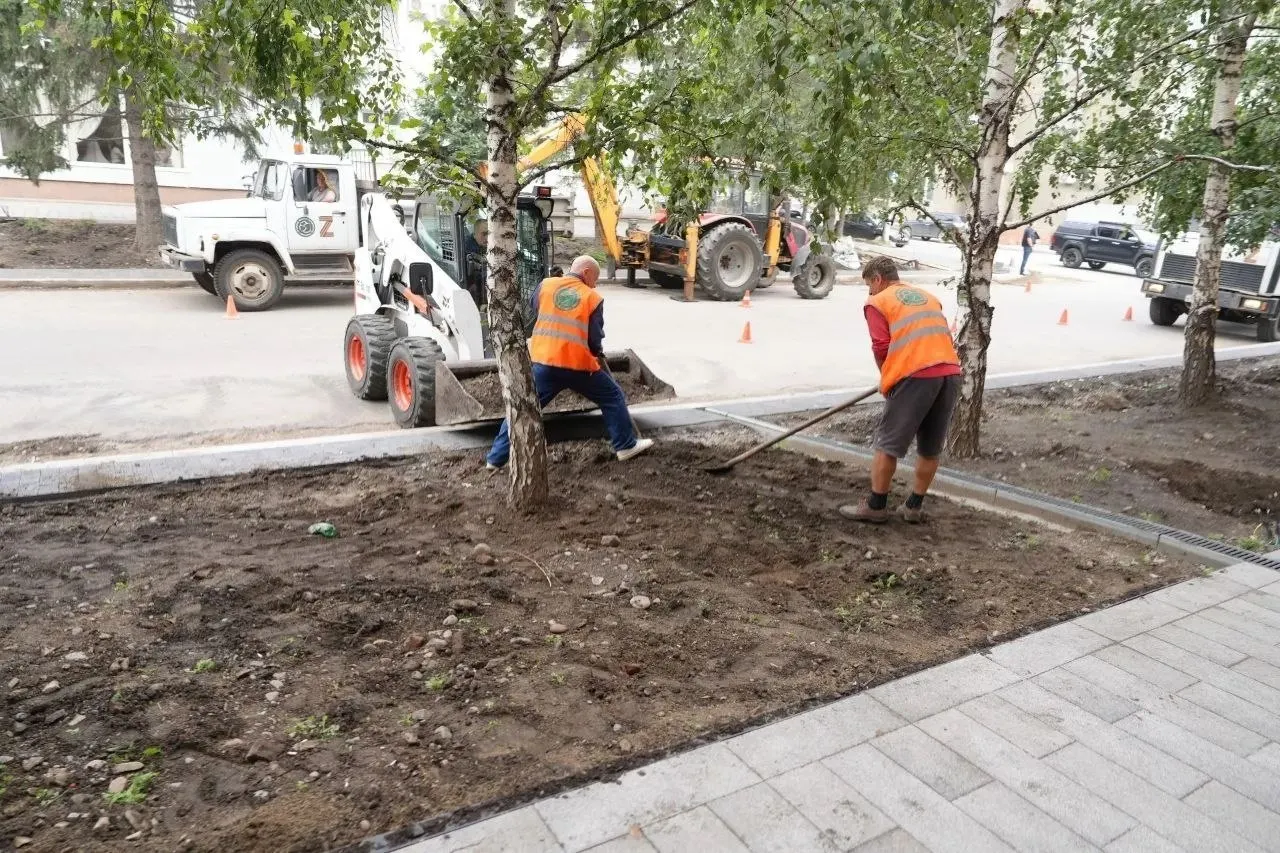В центре города завершаются работы по ремонту центральной улицы: устраняются замечания, обсуждается размещение уличной мебели и усиление асфальтового покрытия; сроки сдачи просрочены.