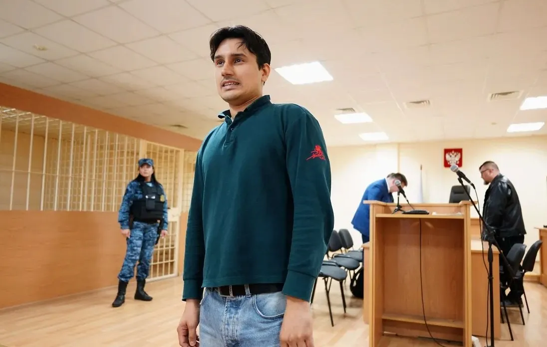 Суд Ленинградской области отказал депутату в регистрации на выборах из‑за публикаций в соцсетях, признанных экстремистскими; защита обвиняет в двойных стандартах применения закона и намерена обжаловать решение.