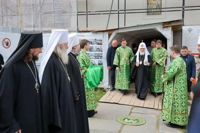 Патриарх Кирилл прибыл на Соловки, примет участие в православном форуме и обсудит подготовку к 600-летию первого монастырского поселения на архипелаге; также запланирован осмотр монастырского комплекса.