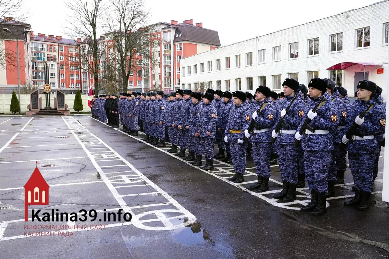 Росгвардия получит наибольшие надбавки: с 5 до 15 тысяч рублей в месяц. Сотрудникам МВД, МЧС, ФСИН, транспортной полиции и службы судебных приставов доплаты повысят с 5 до 10 тысяч.