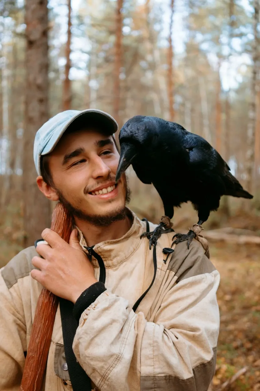 29-летний блогер из Лысьвы ушёл из жизни; история его дружбы с ручным вороном Гошей стала известна.