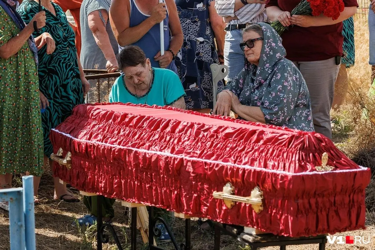 Родственники погибших жалуются на задержки и бюрократические проволочки при оформлении обещанных выплат; пока ни одной семье не удалось получить деньги.