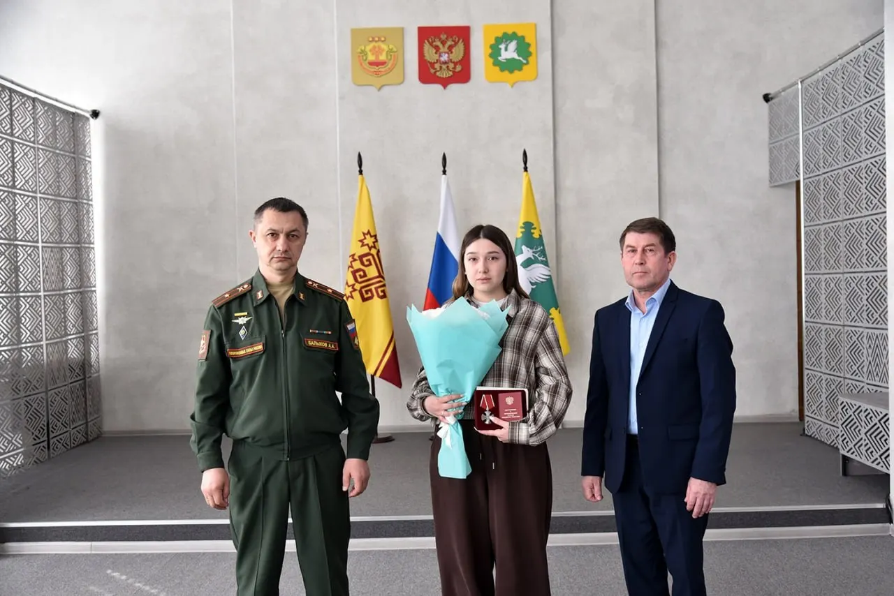 В церемонии приняли участие первый заместитель главы администрации и военный комиссар; родственники погибших получили награды.