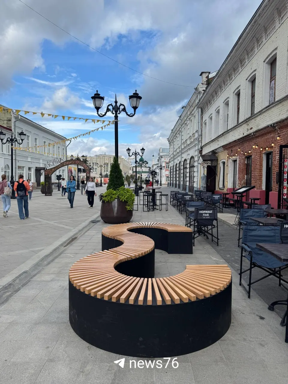 В центре Ярославля обновили пешеходную зону: появились новые лавочки, необычные скамейки и арт-объекты; зелени стало заметно больше.