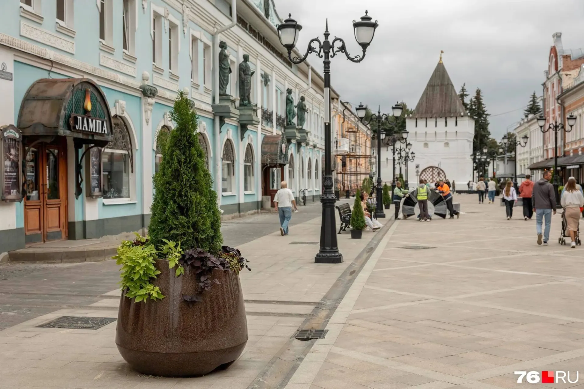 На центральных улицах города уложена плитка, вокруг устанавливают арт-объекты; горожане и гости города наблюдают обновления во время прогулок.