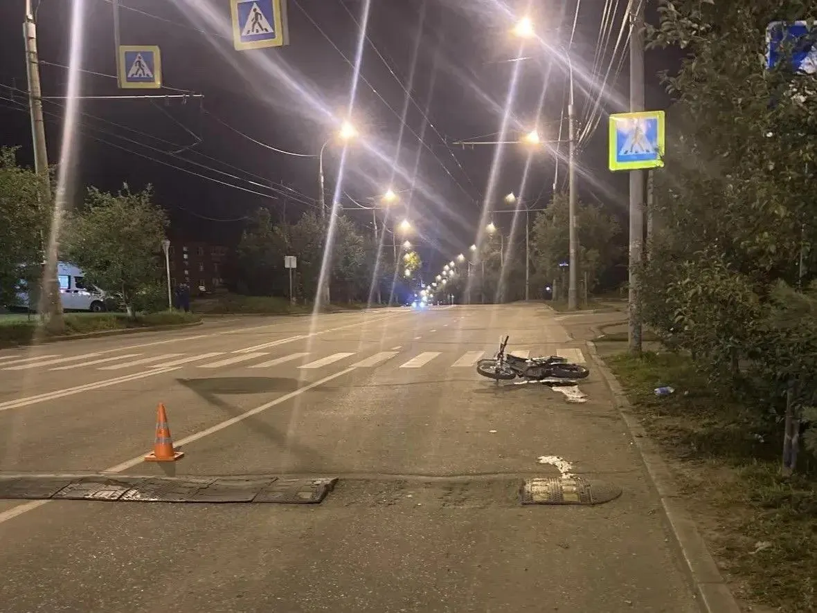 Ночная авария на улице Вампилова в микрорайоне Первомайский унесла жизнь пассажира мотоцикла; водитель, 28 лет, без прав.