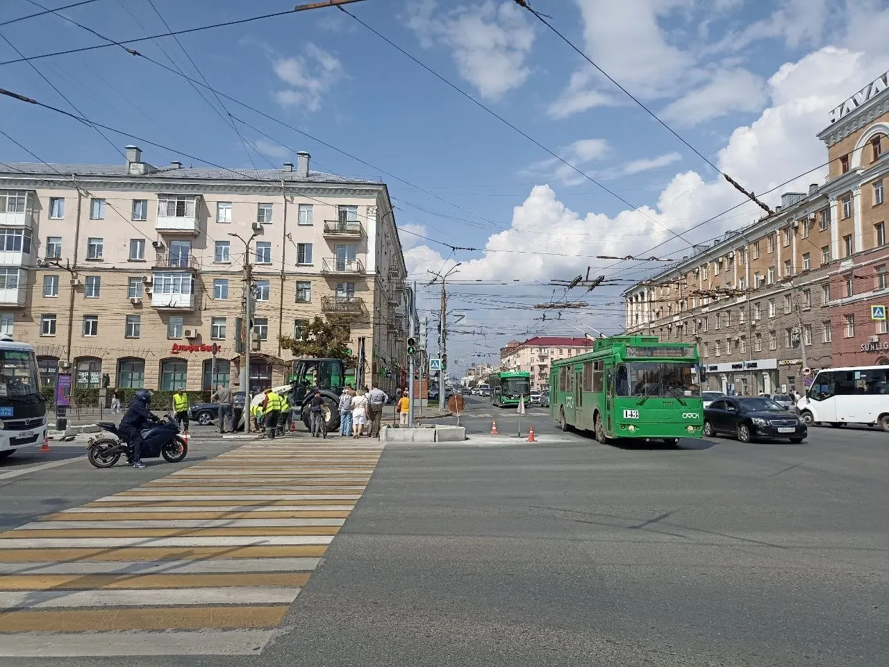 На Ленинградской площади Омска начались работы по обустройству островка безопасности после ДТП. Планируется увеличить площадь накопительной площадки и привести полосы на улице Масленникова в соответствие.