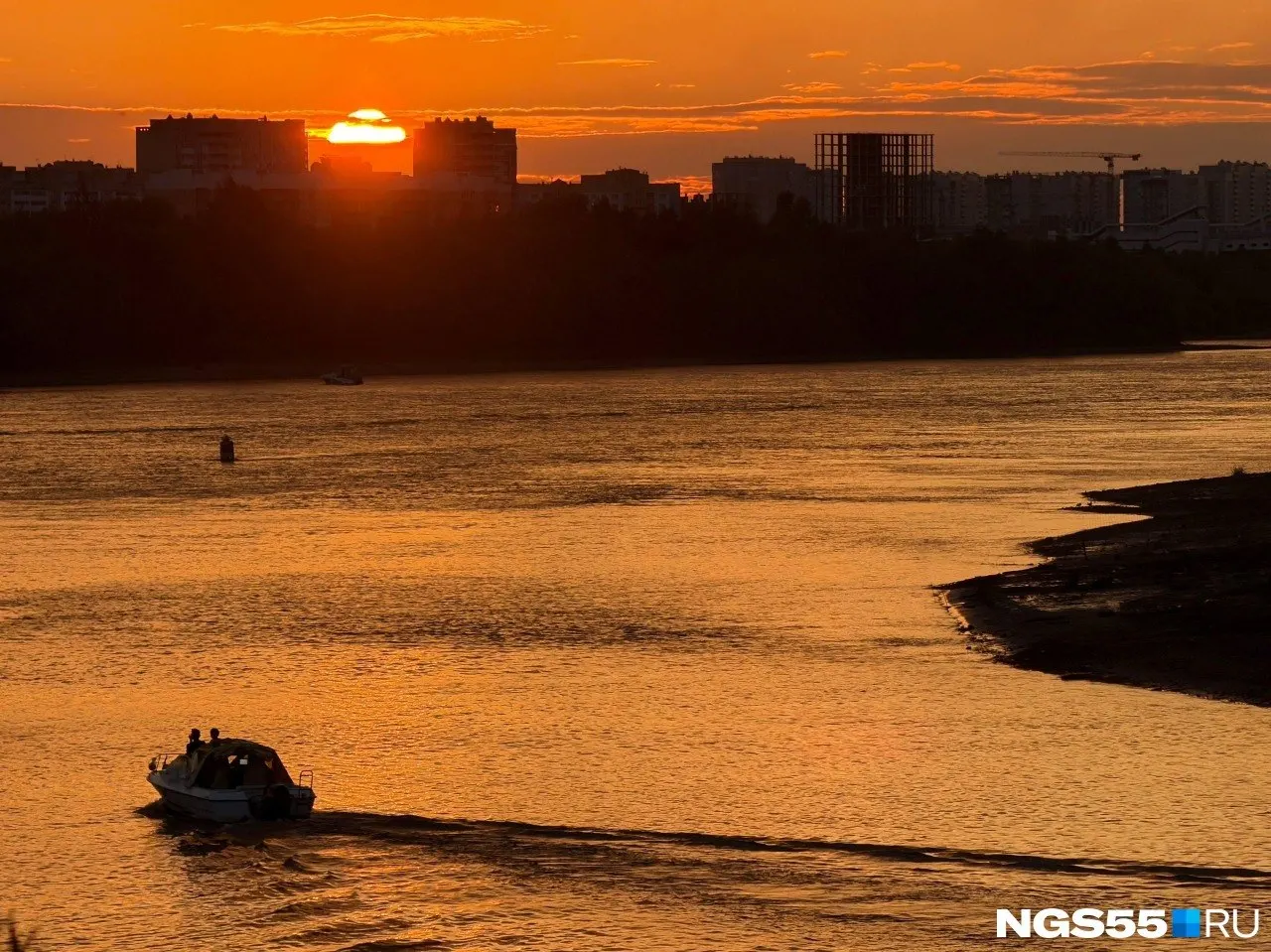 В Омске зафиксирован яркий закат: небо окрасилось в теплые желтые и оранжевые тона, а Иртыш отражал каждую краску.