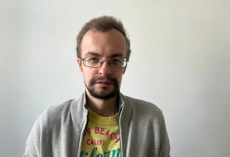 Следственные органы возобновили расследование по делу о повторной дискредитации армии РФ; обвинение предъявлено, арест заочно на два месяца.