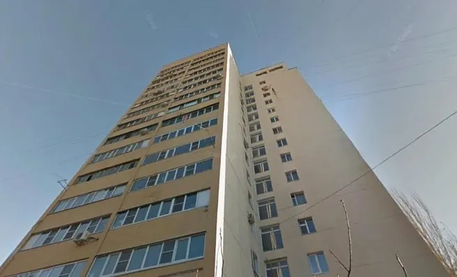 Жильцы 16-этажного дома вынуждены подниматься по лестнице из‑за поломанного лифта, что тяжело для людей с ограниченными возможностями.