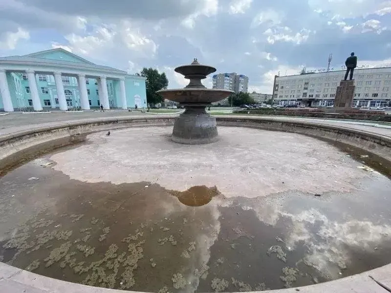 Жители Назарово (Красноярский край) массово жалуются на развалы брусчатки, засохший фонтан, ямы и фекальные лужи. По их словам, муниципальные власти и мэр игнорируют проблемы.