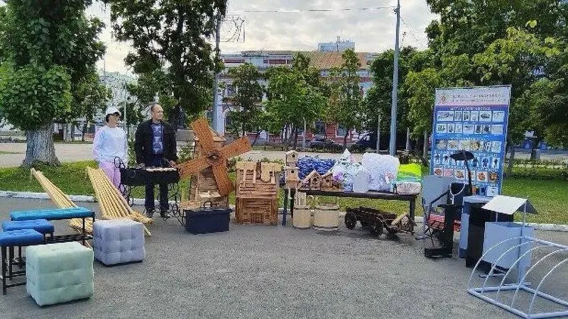 На Театральной площади города Саратовская область прошла выставка-ярмарка, на которой представлена продукция заключённых: швейные изделия, сувениры и изделия из металла и дерева.