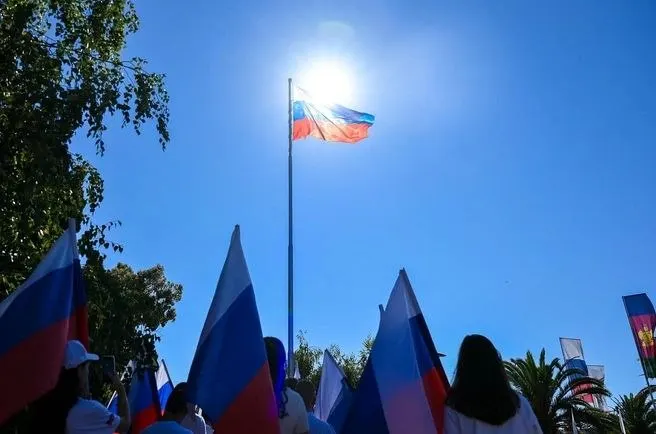 Во всех районах курорта проходят торжественные церемонии и более 100 мероприятий, посвящённых национальному празднику.
