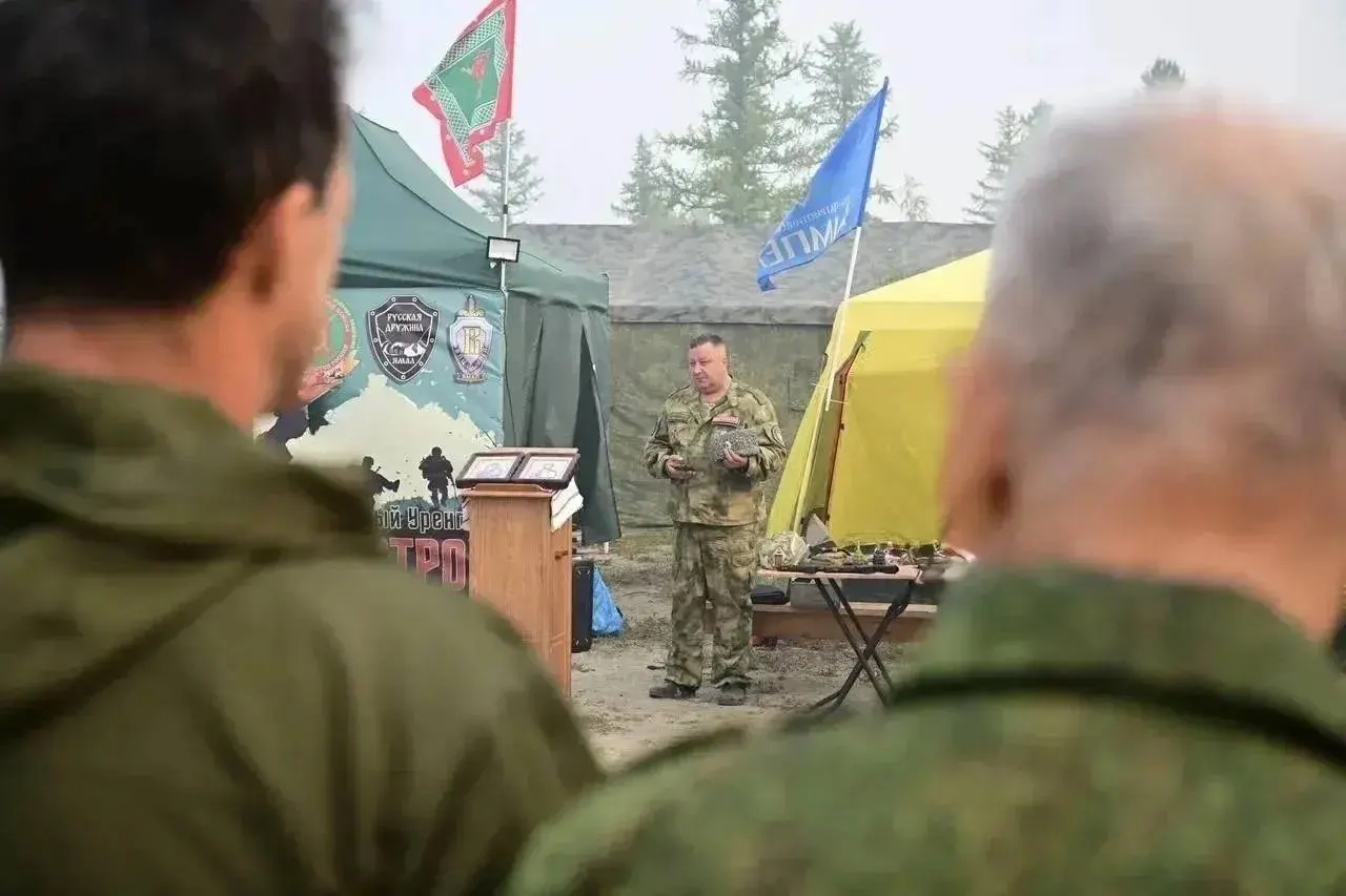 В Новом Уренгое прошёл полевой сбор, на котором молодёжь осваивала огневую и тактическую подготовку и училась управлять БПЛА, вызывая обсуждения в регионе.