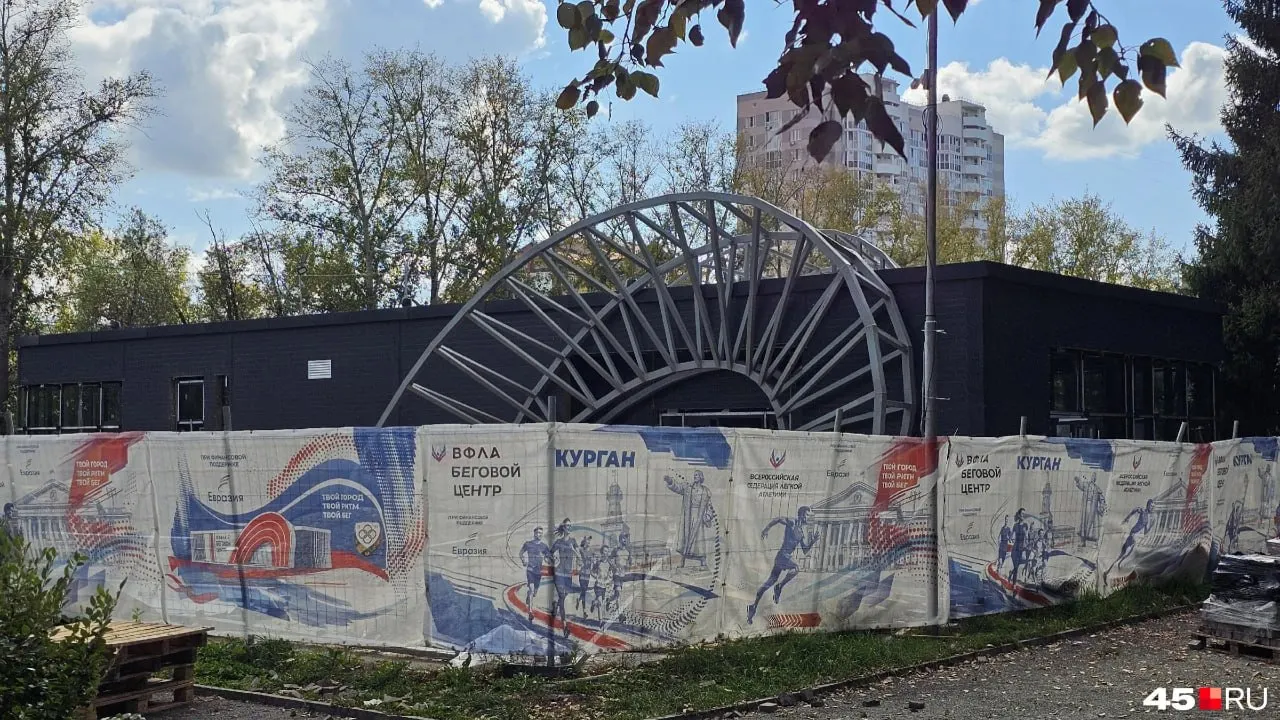 Бесплатное общественное пространство для занятий спортом доступно всем горожанам; внутри предусмотрят тренажёрные залы, раздевалки и зоны восстановления, центр станет площадкой для мастер-классов и городских забегов. Открытие запланировано на конец года.