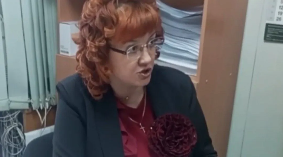 Суд вынес первое решение по делу начальницы правового отдела; ей назначен штраф за эпизод кражи продуктов в магазине.