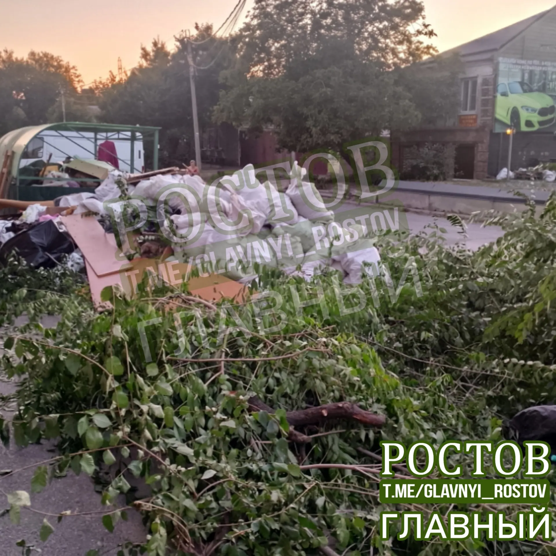 Ветви и мусор перекрывают тротуар, у контейнеров образовалась свалка с гниющими пакетами. Жители жалуются на невыносимый запах и продолжающиеся проблемы с канализацией — обращения, по их словам, игнорируют.
