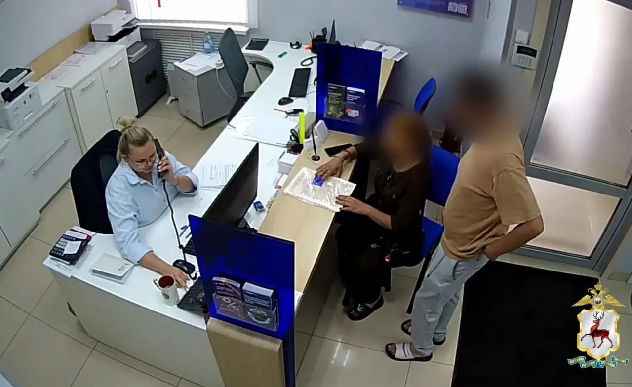 Житель Чебоксар стал жертвой мошеннической схемы: через нотариальную доверенность на средства супруга планировали снять почти 2 млн рублей; банк заблокировал операции, полиция возбудила уголовное дело.